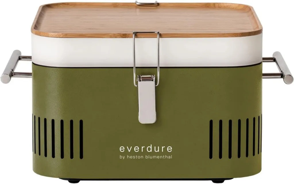 Everdure CUBE Mobiler Holzkohlegrill in Kakao mit Porzellan-Grillschale und Schneidebrett